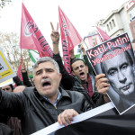 T06 ESTAMBUL (TURQUÕA), 27/11/2015.- Manifestantes turcos gritan consignas contra Rusiamientras sostienen una pancarta con una fotografÌa del presidente ruso, VladÌmir Putin, durante una protesta en Estambul, TurquÌa, hoy, 27 de noviembre de 2015. El primer ministro turco, Ahmet Davutoglu, ha seÒalado que TurquÌa trabajar· con Rusia para rebajar la tensiÛn por el derribo de un aviÛn militar ruso el pasado 24 de noviembre y ha indicado que la prioridad debe ser luchar contra el Estado Isl·mico (EI). EFE/TOLGA BOZOGLU